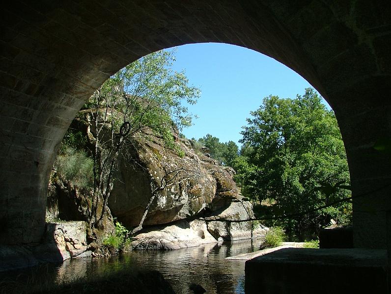 Ponte Romana no rio Calvo..JPG